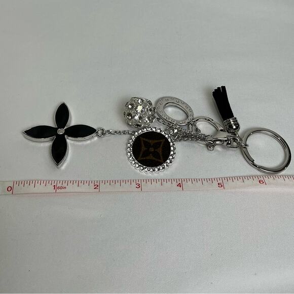 Rhinestone Fleur Clover Black and Silver Keychain Louis Vuitton - Picture 6 of 6